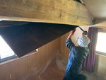 ハクビシン被害による天井板の解体作業１