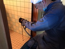 シロアリ駆除タイル床の穿孔注入