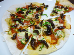 クマゼミ幼虫と夏野菜のピザ１
