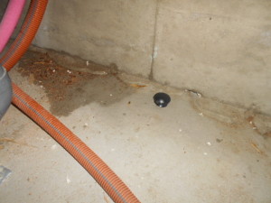 ゴキブリ対策床下のブラックキャップ設置１