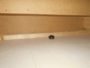 ゴキブリ対策床下階段部分のブラックキャップ設置２