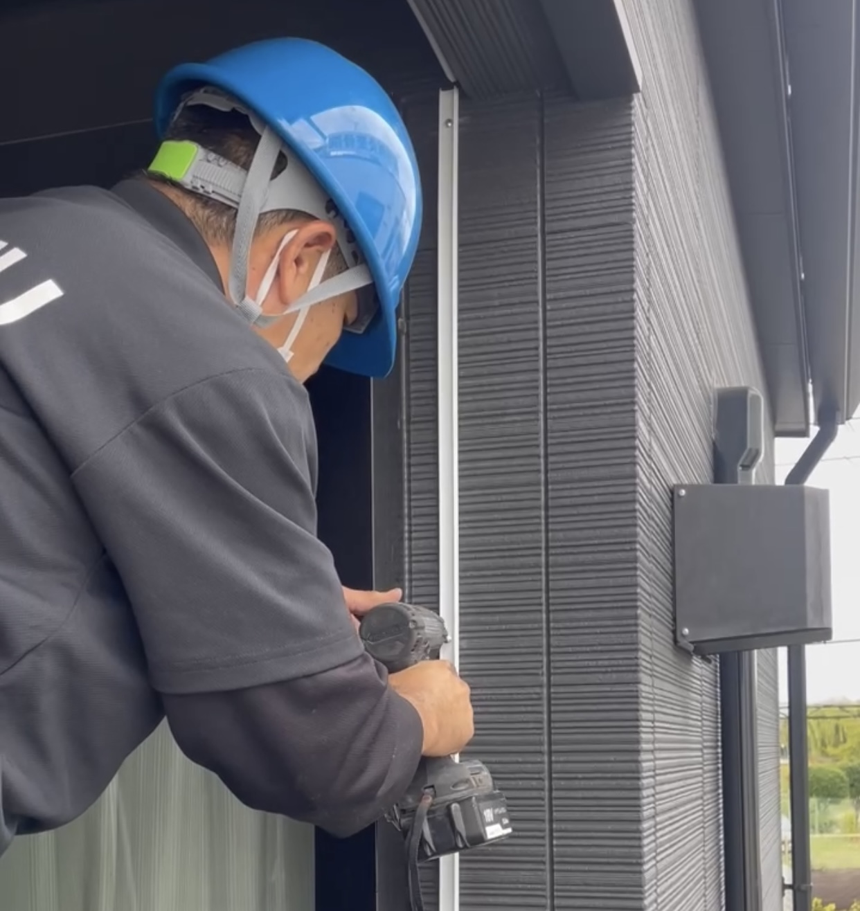 大阪府でベランダに防虫ネットを取付け！小さな虫の侵入を防ぎ、快適空間へ